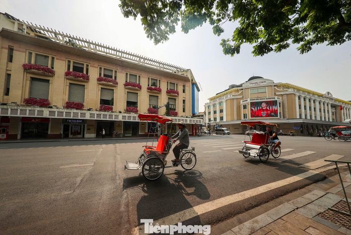 Đường Đinh Tiên Hoàng nằm cạnh bên Hồ Gươm.