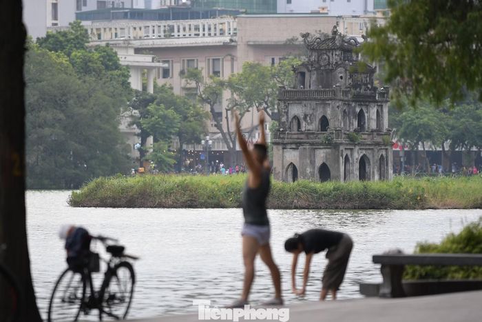 Hồ Gươm bao đời nay in hằn trong ký ức người Hà Nội.