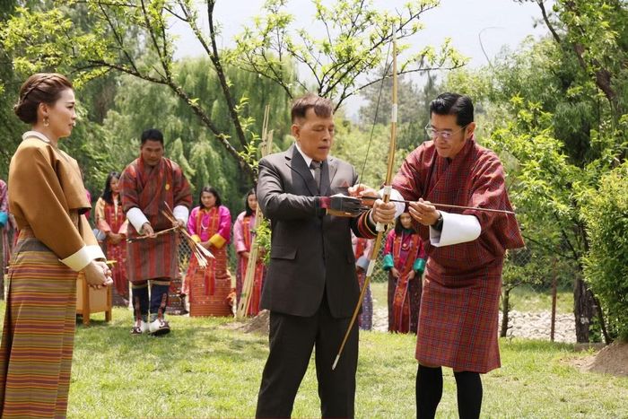 Nhà vua và Hoàng hậu Thái Lan thử bắn cung tên trong chuyến thăm Bhutan.