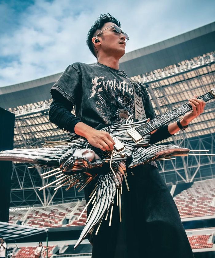 Truyền thông cũng phát hiện dù Vương Phi không tới buổi biểu diễn ở thành phố Trường Sa, Hồ Nam, Trung Quốc, Tạ Đình Phong vẫn đeo vòng tay đôi, thể hiện một cách kín đáo tình cảm bền vững của cả hai. Ngày 8/8, tại concert ở Thẩm Dương, trùng với sinh nhật của Vương Phi, trong lúc nam ca sĩ biểu diễn, một khán giả giơ cao tấm biểu ngữ: "Anh Tạ, hãy chúc mừng sinh nhật chị Phi hộ em nhé". Sau khi đọc được lời nhắn, Tạ Đình Phong mỉm cười và nói: "Chúc mừng sinh nhật".