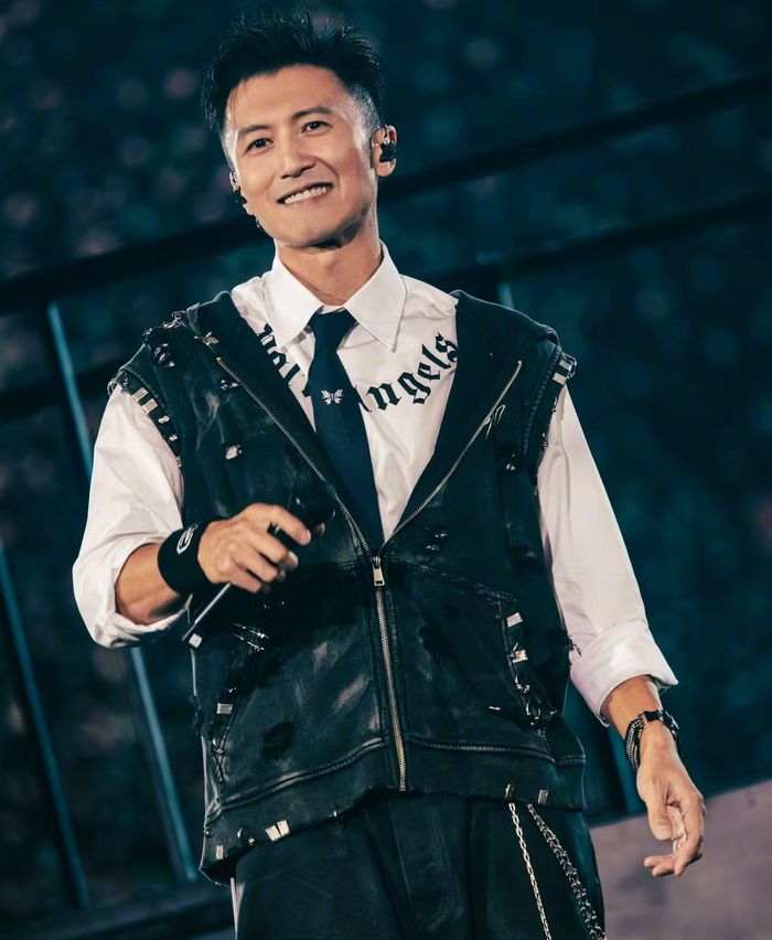 Nữ diễn viên Cao Viên Viên chia sẻ cô phải giành giật mới có được vé concert của Tạ Đình Phong. Bên cạnh những lời khen ngợi phong độ biểu diễn và sức hút của bạn diễn, Cao Viên Viên còn hỏi Tạ Đình Phong: "Tại sao Vương Phi không đến xem concert". Tạ Đình Phong lên tiếng bảo vệ bạn gái: "Cô ấy cũng giống như mọi người, thích dạo phố, thích theo đuổi người nổi tiếng mà mình hứng thú và thưởng thức ẩm thực. Vì vậy, cô ấy không có lịch trình cố định. Cô ấy làm những gì bản thân thấy thích thú và tận hưởng cuộc sống". Câu trả lời của nam nghệ sĩ được đánh giá tinh tế, EQ cao, không chỉ nhẹ nhàng giải thích cho bạn gái mà còn thể hiện sự tôn trọng với cuộc sống cá nhân của Vương Phi.