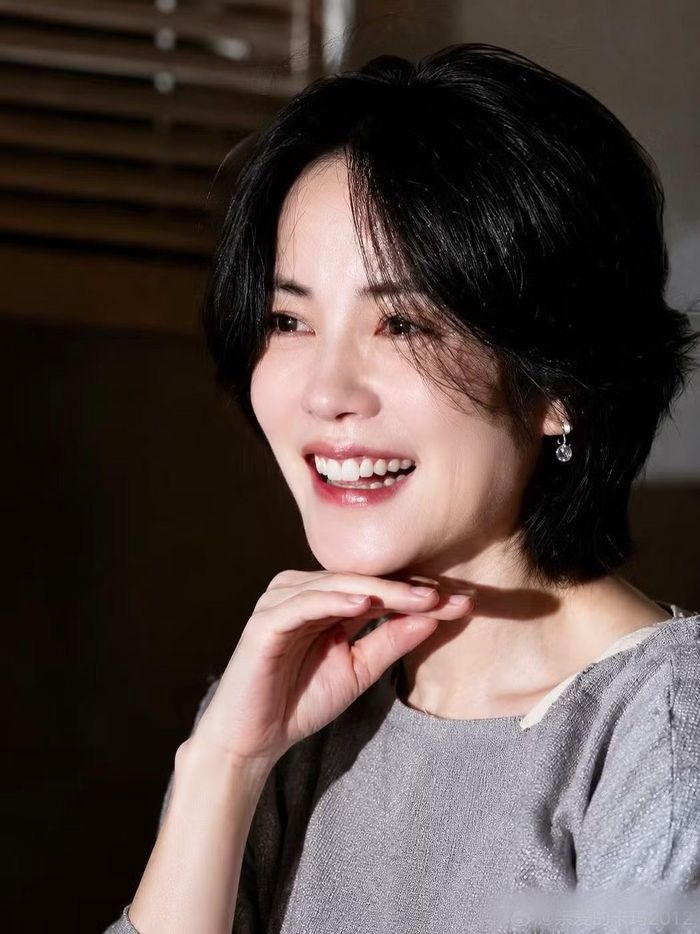  Theo Sina, sau hơn 20 năm yêu nhau, tình cảm của Vương Phi và Tạ Đình Phong đã không cần chứng minh với công chúng. Dù bên ngoài có nhiều đồn đoán và thông tin thiếu tích cực, họ vẫn yên bình bên nhau. Vương Phi thu hút vì cô luôn sống chân thực với chính mình. Nữ ca sĩ có thái độ giản dị, dễ chịu, chưa từng tranh cãi với bất kỳ ai. Vương Phi không cần tạo sự chú ý, lại rất nhân hậu. Chính những phẩm chất này khiến Tạ Đình Phong cảm thấy an toàn, thoải mái. Đây là một kiểu dựa dẫm về tinh thần, cũng là lý do Tạ Đình Phong vượt qua nhiều rào cản để ở bên đàn chị. 