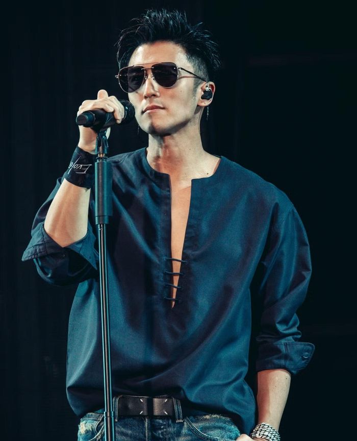 Tạ Đình Phong được khen ngợi khi có thái độ biểu diễn chuyên nghiệp. Anh hát live hơn hai tiếng, thường xuyên giao lưu với fan. Khi khán giả hào hứng yêu cầu ca khúc nào, Tạ Đình Phong cũng thoải mái chiều theo dù không tập trước hay không có trong chương trình. Nhiều buổi hòa nhạc của các ca sĩ được lên kế hoạch tỉ mỉ, từng phút từng giây đều được sắp xếp cẩn thận. Nhưng Tạ Đình Phong không dựa vào những sân khấu hoành tráng, những bộ trang phục lộng lẫy để che đậy sự yếu kém trong giọng hát, mà thoải mái tương tác với khán giả. Đó là sự tự tin được tích lũy qua nhiều năm kinh nghiệm trên sân khấu.