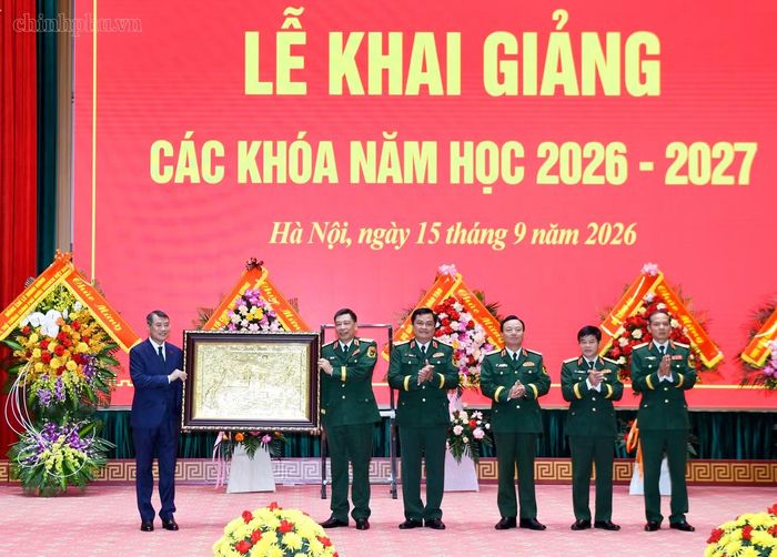  Thủ tướng tặng quà lưu niệm cho Học viện Quốc phòng. (Ảnh: Nhật Bắc) 