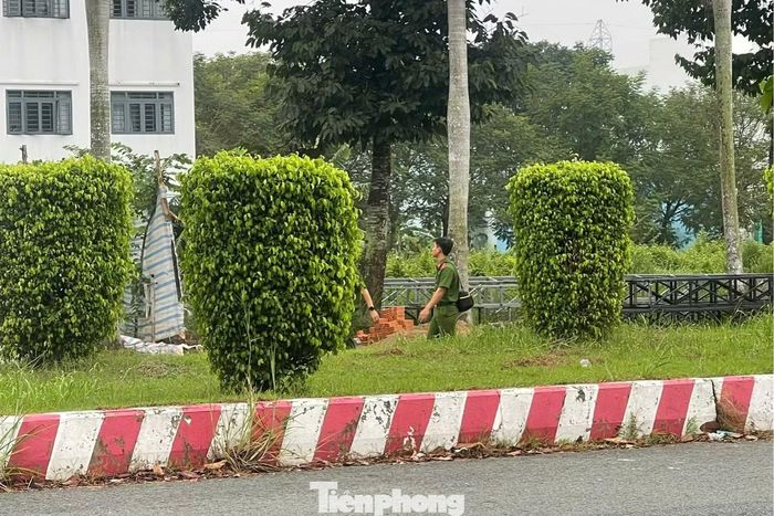 Công an kiểm tra phần giàn giáo công trình đổ ra phía bên ngoài.
