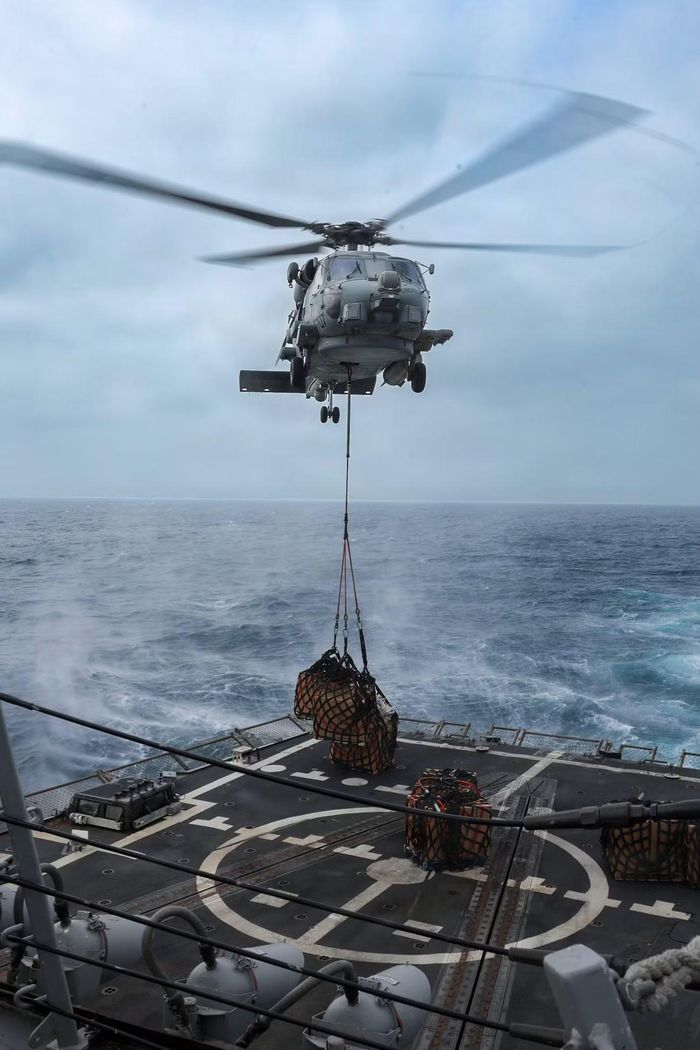 Một chiếc MH-60R Sea Hawk vận chuyển hàng tiếp tế cho tàu khu trục tên lửa dẫn đường USS Mason trên Biển Ả-rập. (Ảnh: CENTCOM)