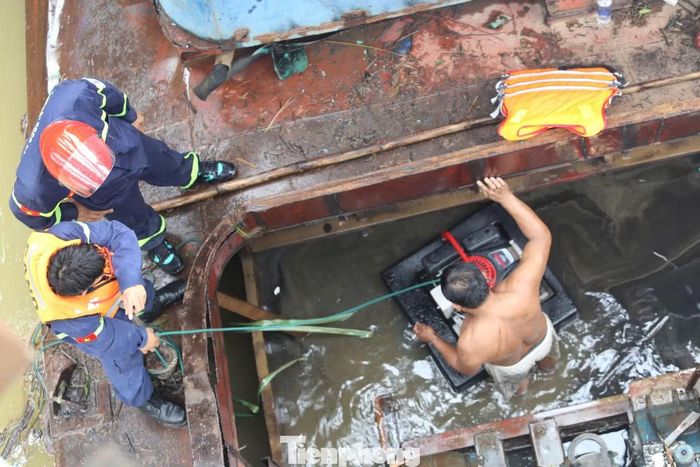 Theo Phòng Cảnh sát Phòng cháy chữa cháy và Cứu nạn cứu hộ tỉnh Quảng Trị, trong ngày 14/9, đơn vị có hàng chục cán bộ chiến sĩ có mặt tham gia hỗ trợ, sử dụng hai máy bơm công suất lớn hút nước khỏi các khoang sà lan. Đến khoảng 16h30 cùng ngày, sà lan lớn dài khoảng 30 m, rộng gần 5 m được đưa ra khỏi vị trí mắc kẹt và kéo về neo đậu cách hạ lưu cầu khoảng 200 m.