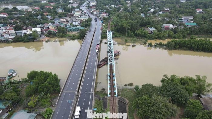  “Chiếc sà lan nhỏ vẫn chưa được xử lý xong, lực lượng đang tiếp tục triển khai phương án trục vớt. Đến sáng 15/9, tình hình cơ bản ổn định, kết cấu cầu vẫn an toàn. Công tác cứu hộ được thực hiện thận trọng, bảo đảm không ảnh hưởng đến cầu đường sắt”, lãnh đạo Phòng Cảnh sát Phòng cháy chữa cháy và Cứu nạn cứu hộ cho biết. 