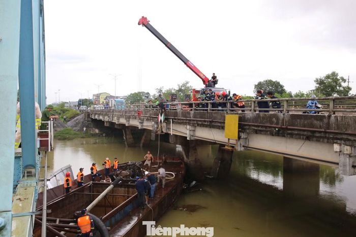 Khi trôi đến khu vực cầu Mỹ Chánh trên tuyến đường sắt Bắc - Nam, cả 3 sà lan va vào trụ cầu rồi mắc kẹt. Cầu đường sắt Mỹ Chánh dài gần 158 m, cách hạ lưu khoảng 10 m là cầu đường bộ Mỹ Chánh trên quốc lộ 1.