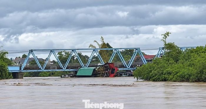 Trước đó, khoảng 14h ngày 13/9, 3 sà lan phục vụ khai thác khoáng sản trên sông Ô Lâu bị nước lũ cuốn từ thượng nguồn về xã Nam Hải Lăng. Các phương tiện không có người điều khiển.