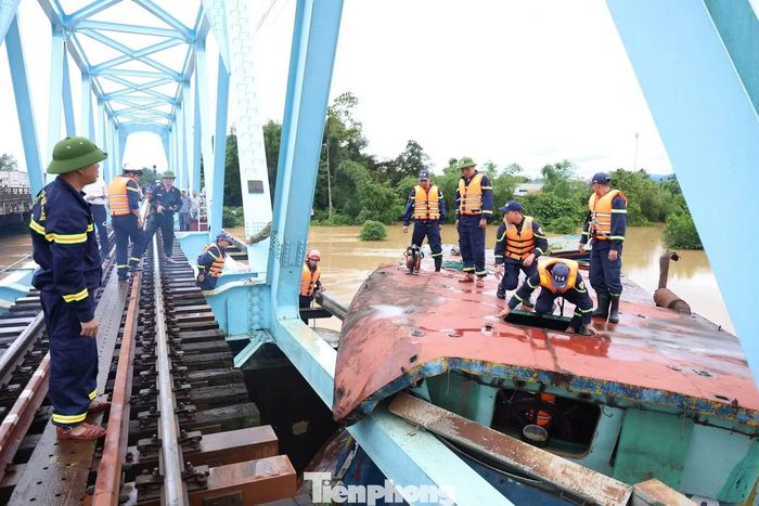 Phòng Cảnh sát Phòng cháy chữa cháy và Cứu nạn cứu hộ Công an tỉnh Quảng Trị cùng nhiều lực lượng, phương tiện được huy động đến hiện trường để đưa ra phương án xử lý.