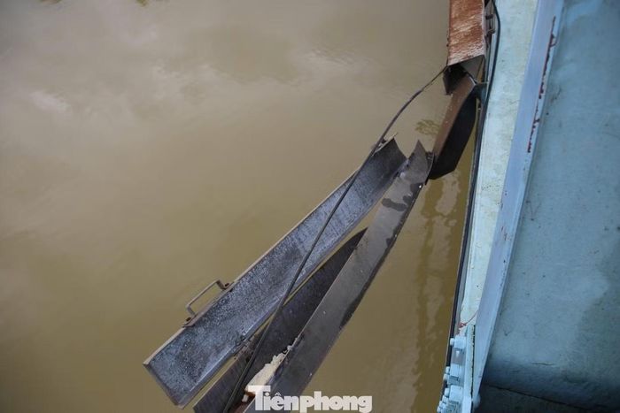 Trong quá trình bị nước lũ cuốn trôi và mắc kẹt dưới cầu, nhiều bộ phận trên các sà lan bị biến dạng, hư hỏng.