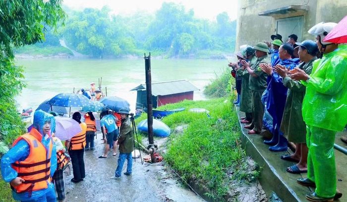 UBND xã Tân Khánh công bố mở bến đò sáng 15/9.