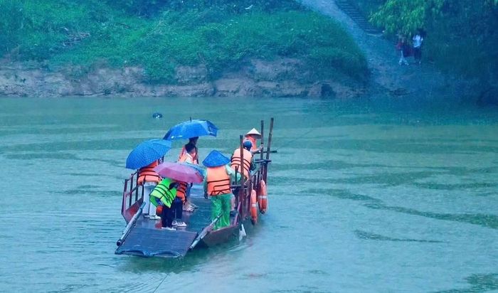 Người dân xóm Đoàn Kết đi đò qua sông Cầu.