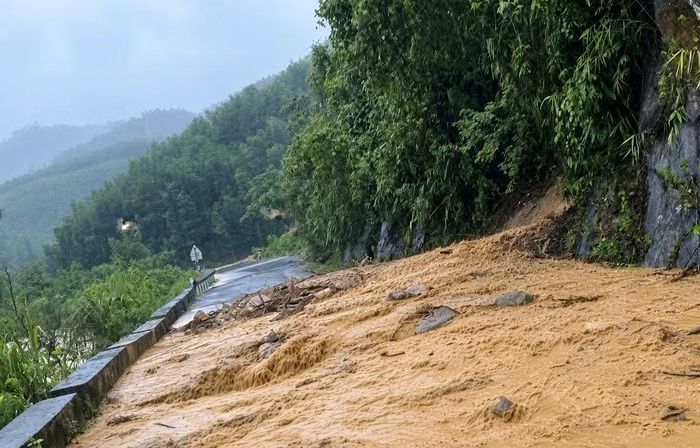 Đất đá từ taluy dương sạt xuống Quốc lộ 49 nối trung tâm Huế với miền núi A Lưới gây ách tắc giao thông.