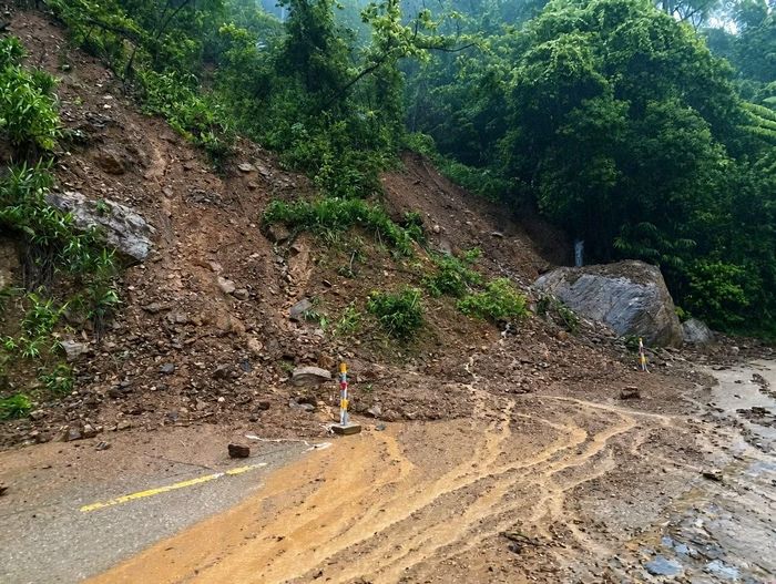 Nhiều điểm trên tuyến đường 74 bị bùn đất tràn mặt đường sau nhiều ngày mưa kéo dài.