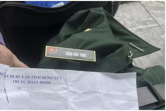 Chiếc phong bì cùng quân phục của Trung tá Trần Văn Tùng.