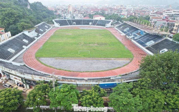Sân vận động Đông Kinh rộng 16.400 m2 được xây dựng và hoàn thành năm 2006 với sức chứa khoảng 15.000 chỗ ngồi.