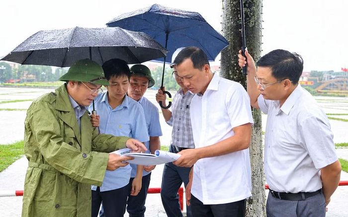 Chủ tịch UBND tỉnh Thanh Hóa Tô Anh Dũng kiểm tra các điểm ngập ở phường Hạc Thành. Ảnh: Phong Sắc.