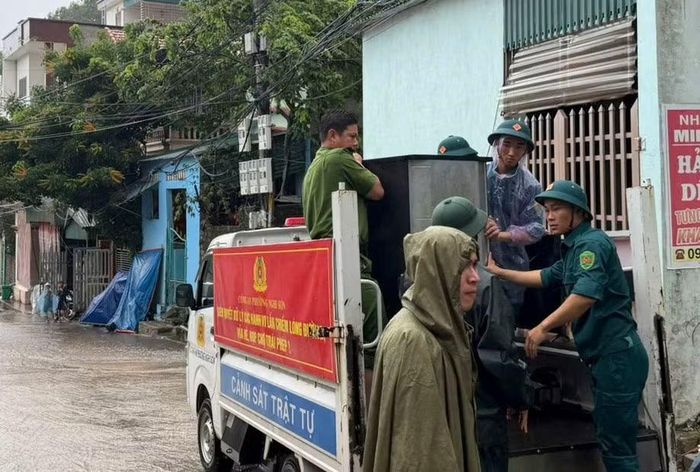 Công an, dân quân và lực lượng các địa phương chủ động triển khai các phương án ứng phó mưa, lũ.