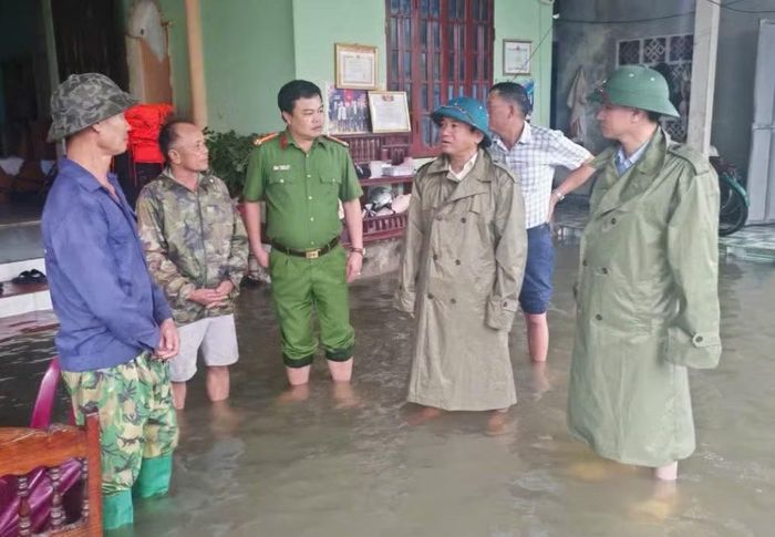 Chính quyền xã Công Chính đến kiểm tra, thăm hỏi các hộ dân ngập lụt.