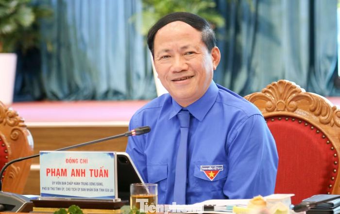Chủ tịch UBND tỉnh Gia Lai Phạm Anh Tuấn đối thoại với thanh niên tỉnh. Ảnh: Trương Định