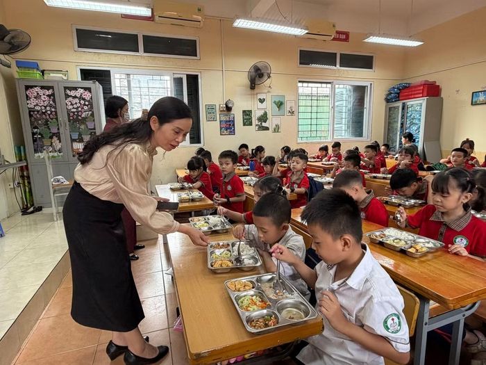 Hiệu trưởng đi động viên học sinh ăn cơm trưa ngày 15/9