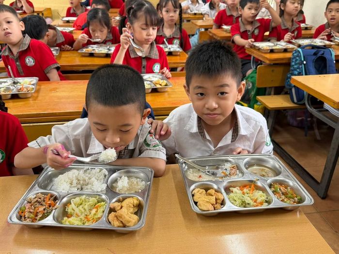 Học sinh ăn bữa trưa ở trường