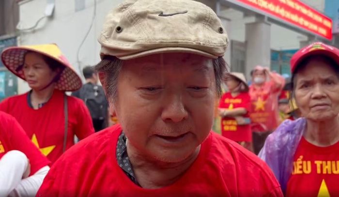 Ông Hoàng Bách Thắng (tiểu thương chợ Kim Liên) bày tỏ mong muốn được tiếp tục buôn bán sau khi chợ cải tạo xong.