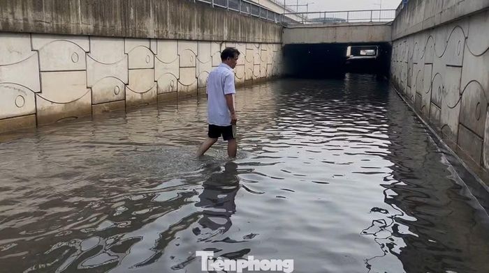  Đoạn đường bị ngập kéo dài gần 100 m khiến việc lưu thông gặp nhiều khó khăn. ﻿Ảnh: Nguyễn Tiến. 