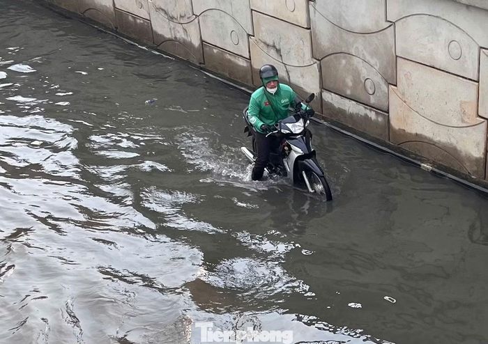  Nhiều người điều khiển xe máy và ô tô không dám đi qua đoạn ngập, phải quay đầu ngay trong hầm. Ảnh: Nguyễn Tiến. 