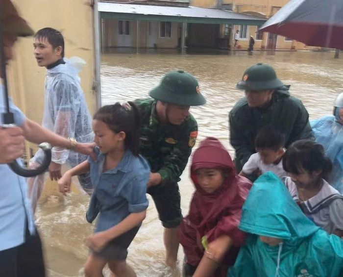 Học sinh được đưa ra khỏi khu vực điểm trường do nước ngập.