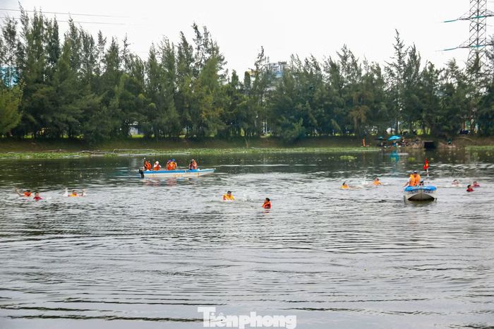 Trong quá trình di chuyển người dân ra nơi an toàn bằng 2 xuồng composite của lực lượng dân sự, khi cách bờ 100m thì bị sóng đánh lật làm 14 người bị nước cuốn trôi (trong đó có 2 người không mặc áo phao), rơi vào tình trạng nguy hiểm đến tính mạng.