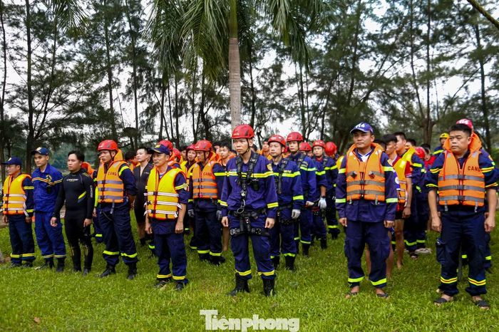 Ngay sau khi tiếp nhận tin báo, Phòng Cảnh sát PCCC và CNCH đã điều động các phương tiện chuyên dụng, xe chỉ huy, xe cứu thương cùng lực lượng cán bộ, chiến sĩ nhanh chóng triển khai phương án ứng cứu.