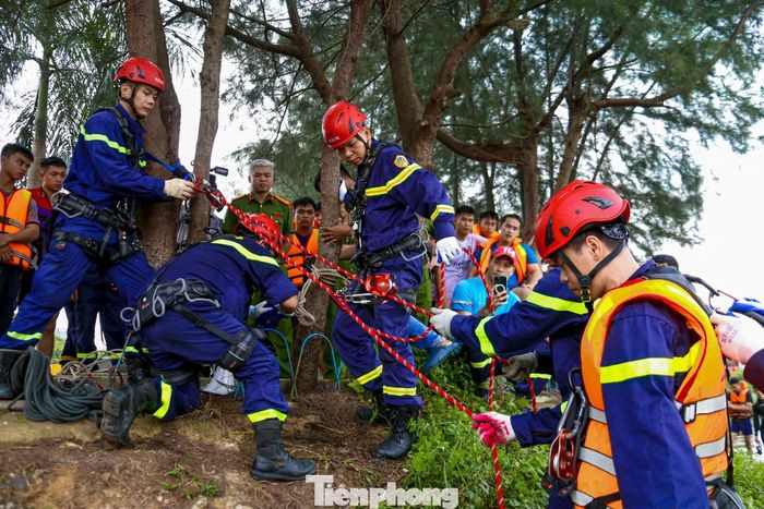 Lực lượng chức năng đã bắn dây mồi thiết lập hệ thống ròng rọc vượt sông đưa người cô lập vào bờ; đồng thời điều động xuồng 15HP và lực lượng lặn chuyên dụng vớt các nạn nhân bị lật xuồng, hô hấp nhân tạo và tìm kiếm người bị chìm mất tích.