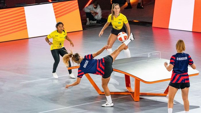  Teqball: Môn thể thao lai giữa bóng đá và bóng bàn lần đầu xuất hiện tại Asiad. Môn này sử dụng chiếc bàn có hình dáng cong giống như chiếc mai rùa. Luật chơi yêu cầu VĐV phải dùng quả bóng đá để thi đấu nhưng lại áp dụng tư duy của môn bóng bàn. Người chơi được phép dùng mọi bộ phận trên cơ thể như chân, đầu, ngực để đỡ và chuyền bóng sang sân đối phương, ngoại trừ đôi tay, có tối đa ba lần chạm bóng trước khi đưa bóng qua lưới. 