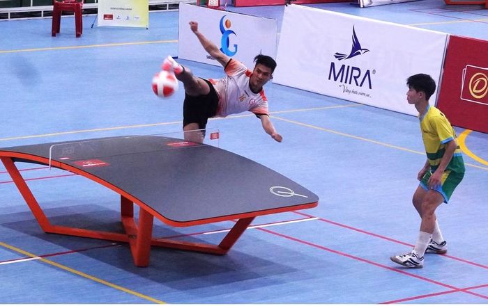 Các trận đấu Teqball luôn diễn ra với tốc độ rất nhanh và đòi hỏi VĐV có kỹ thuật cá nhân điêu luyện. Điểm nhấn của môn này là các pha bật nhảy, tung ngược người trên không để móc bóng dứt điểm. Quả bóng sẽ bay với quỹ đạo hiểm hóc ngay trên đỉnh bàn cong để làm khó hàng phòng ngự đội bạn.