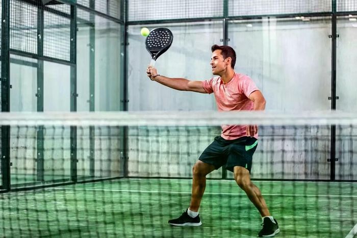 Điều làm nên sự độc dị của Padel là bóng được phép đập vào tường kính hoặc lưới thép bao quanh rồi nảy ra. VĐV sẽ tận dụng các bức tường để đánh bóng tiếp chứ không bị mất điểm như môn quần vợt. Luật chơi này buộc người chơi phải có phản xạ cực nhanh và biết tính toán góc nảy của bóng. Từ đây, nhịp độ trận đấu luôn diễn ra chóng mặt với những đường bóng biến hóa liên tục và có nhiều biến số.