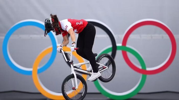  Xe đạp địa hình tự do (BMX Freestyle): Nội dung đua xe đạp tốc độ đã quá quen thuộc, nhưng thể thức tự do tính điểm nghệ thuật thì lần đầu tiên xuất hiện tại Asiad 20. Khu vực thi đấu của môn này được thiết kế riêng với rất nhiều bờ dốc cong và các hình hộp chướng ngại vật phức tạp. Các gờ dốc này được làm ra để tạo bệ phóng giúp vận động viên bay nhảy, phô diễn kỹ thuật trên không trung. Mỗi VĐV sẽ có thời gian sáu mươi giây để thực hiện bài thi cá nhân với những động tác tự do theo ý muốn. 