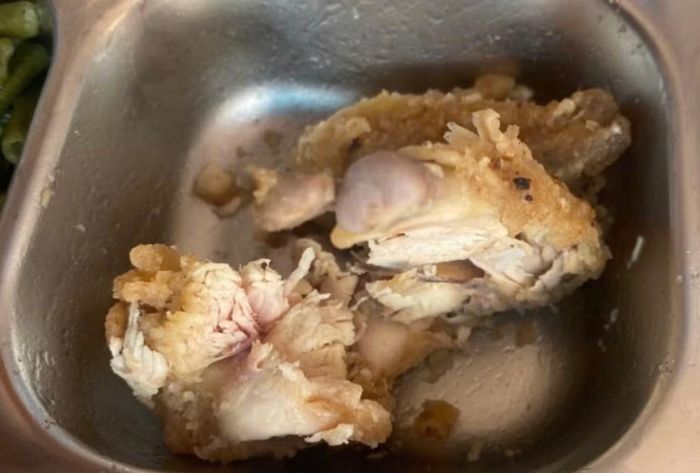 Phụ huynh phản ánh thịt gà có màu bất thường