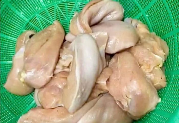 Phụ huynh Trường tiểu học Lê Trọng Tấn, phường Yên Nghĩa phát hiện thịt gà bốc mùi định tuồn vào trường học.