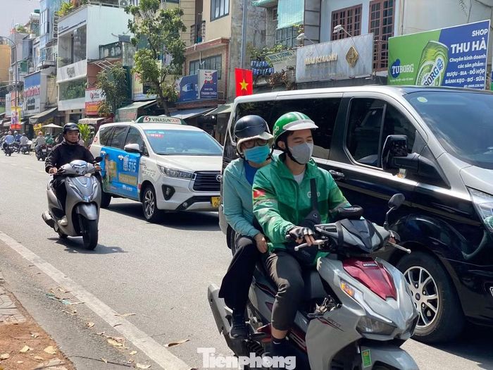 Tài xế công nghệ hoạt động tại trung tâm TPHCM. Ảnh: Hữu Huy.