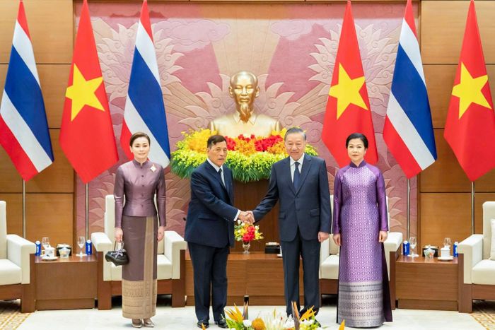 Tổng Bí thư, Chủ tịch nước Tô Lâm và Phu nhân cùng Nhà vua Thái Lan Maha Vajiralongkorn Phra Vajiraklaochaoyuhua và Hoàng hậu chụp ảnh chung.
