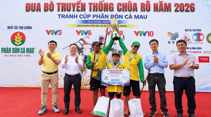 Ban Tổ chức trao Cúp và tiền thưởng cho nhà vô địch Hội đua bò truyền thống Chùa Rô năm 2026.
