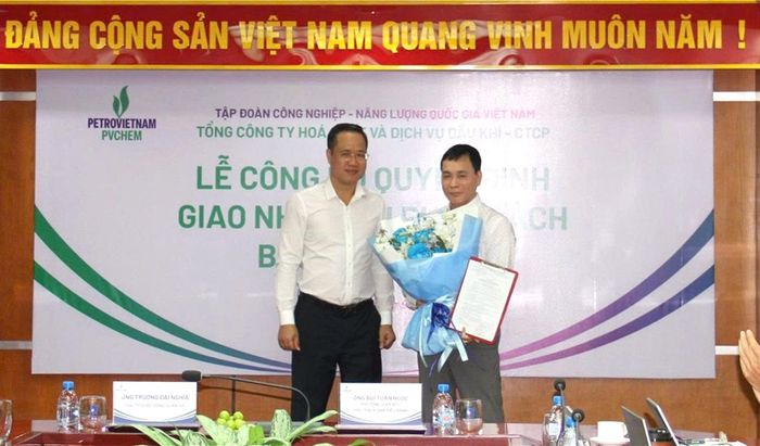 Ông Trương Đại Nghĩa - Chủ tịch HĐQT PVChem trao quyết định và chúc mừng ông Bùi Tuấn Ngọc.