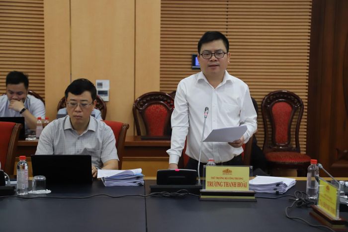 Thứ trưởng Bộ Công Thương Trương Thanh Hoài trình bày tóm tắt Tờ trình dự án Luật sửa đổi, bổ sung một số điều của Luật Điện lực