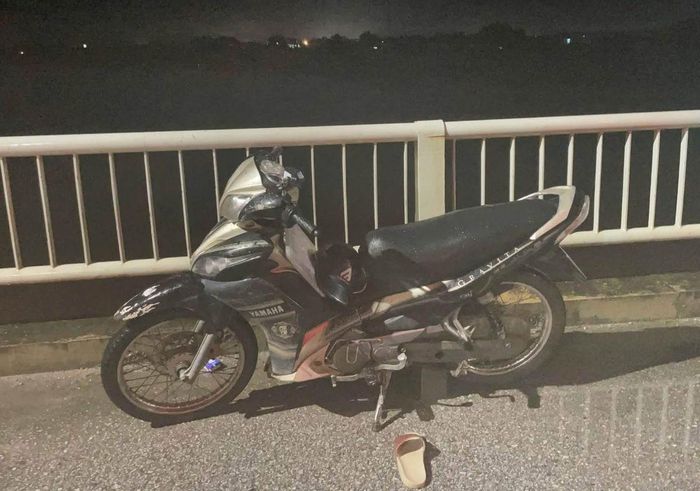 Chiếc xe máy, thư và một số vật dụng người đàn ông để lại trên cầu