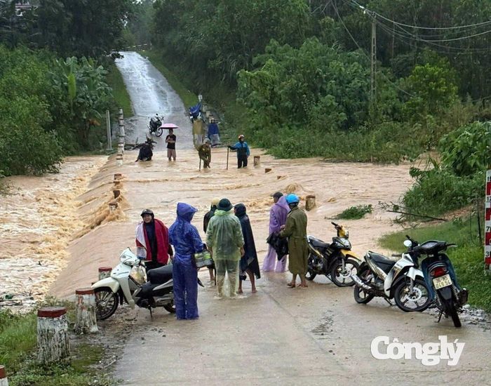Ngầm tràn bị ngập sâu, người dân cẩn trọng khi di chuyển
