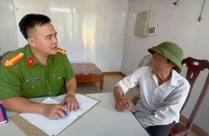 Công an hỗ trợ người cao tuổi đi lạc trở về đoàn tụ với gia đình.