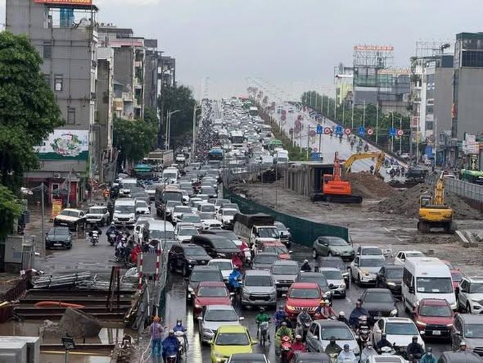 Cầu Vĩnh Tuy hướng Long Biên đi trung tâm Hà Nội ùn tắc kéo dài trong sáng 15/9 (Ảnh: Trần Minh).